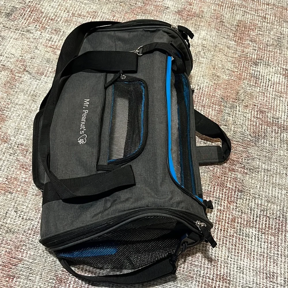 Pet travel carrier